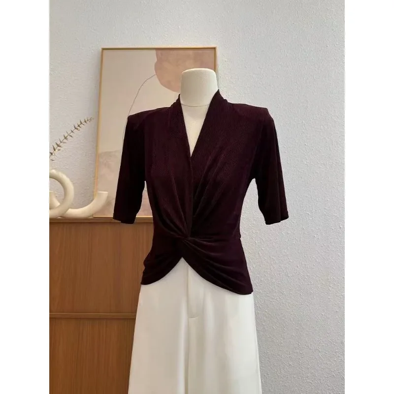 เสื้อยืดแขนสั้นดีไซน์หรูหราทันสมัยสำหรับผู้หญิง ปี 2025 คอวี ดีไซน์เกลียว โดดเด่น สง่างาม สีขาว