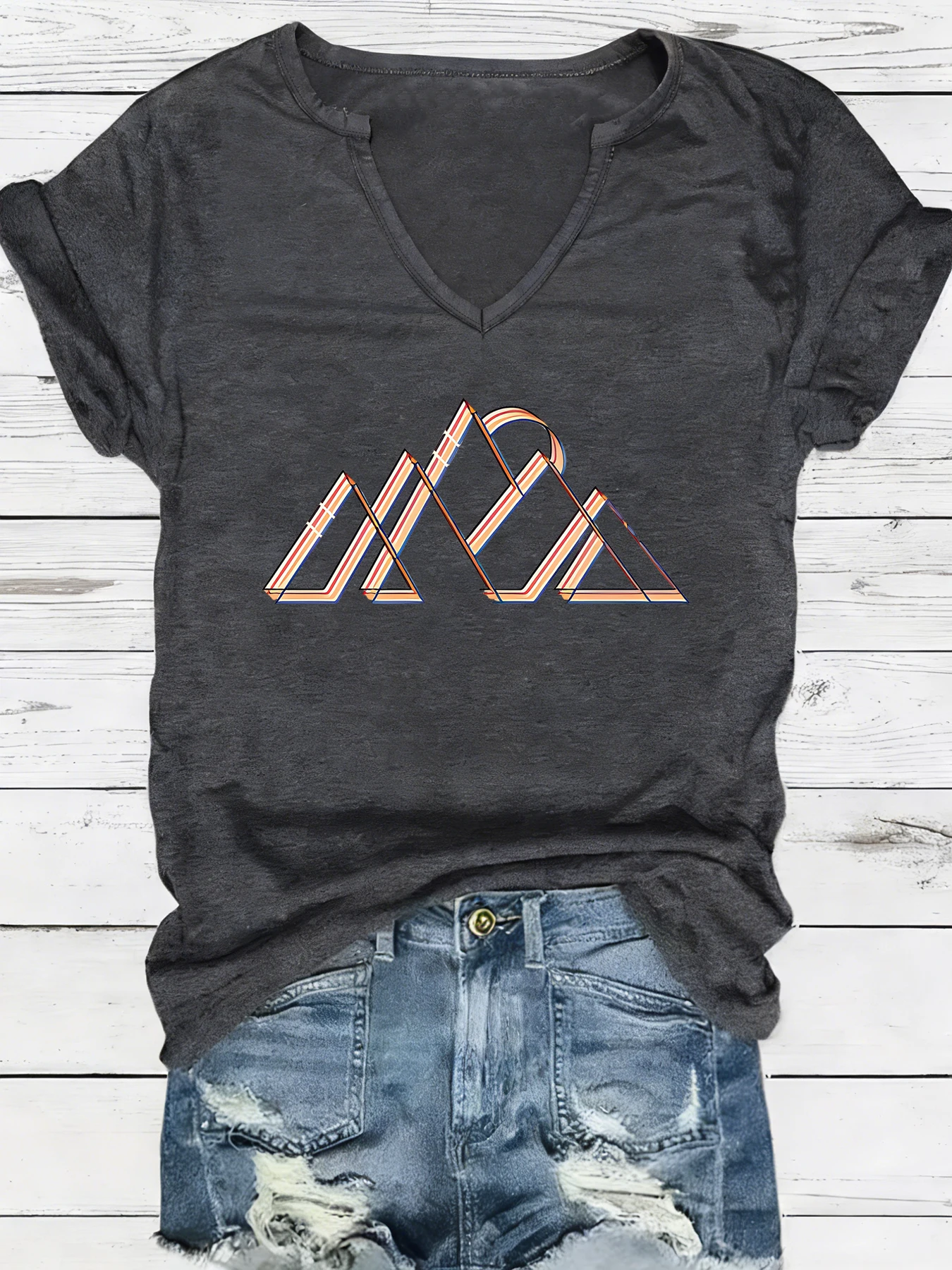 Geometric stripe three-dimensional mountain pattern printed V-neck short-sleeved T-shirt for women, suitable for summer wear