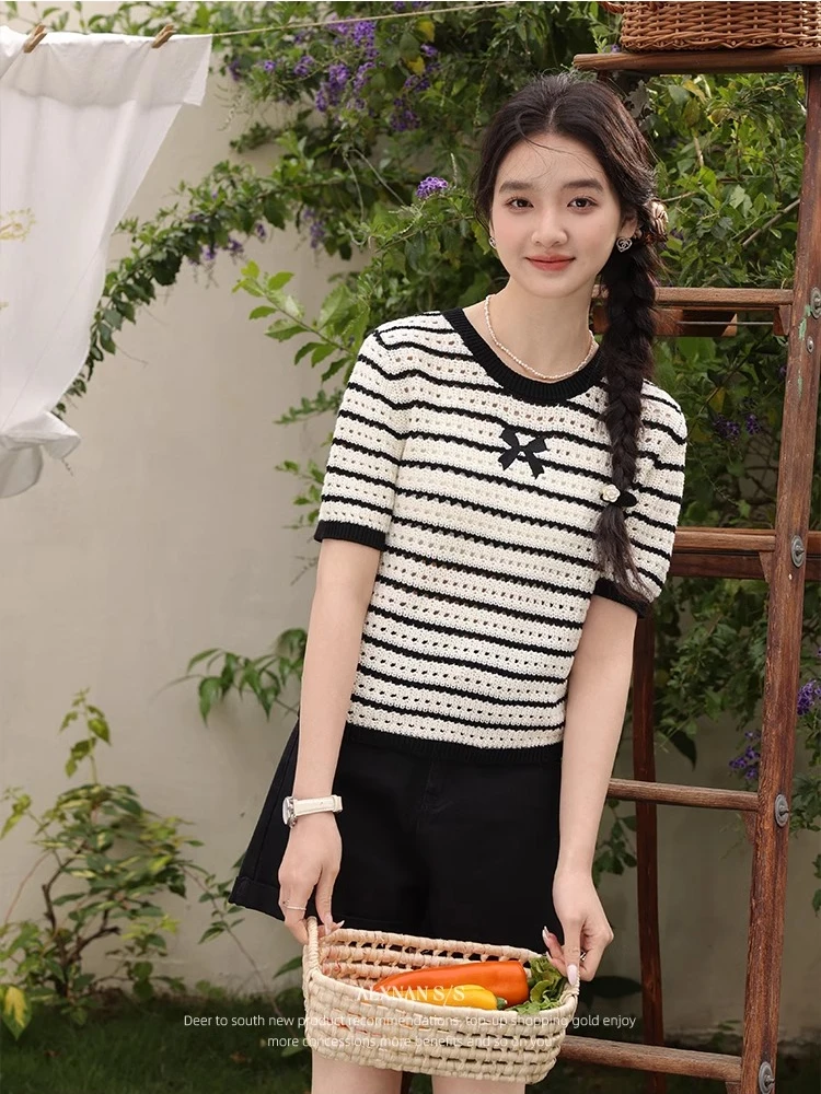 

ALXNAN Women's T-shirt Black White Striped Bow Knitted T-shirt 2025 Summer Elegant Loose Fit Short Sleeve Tops Ladies L53769