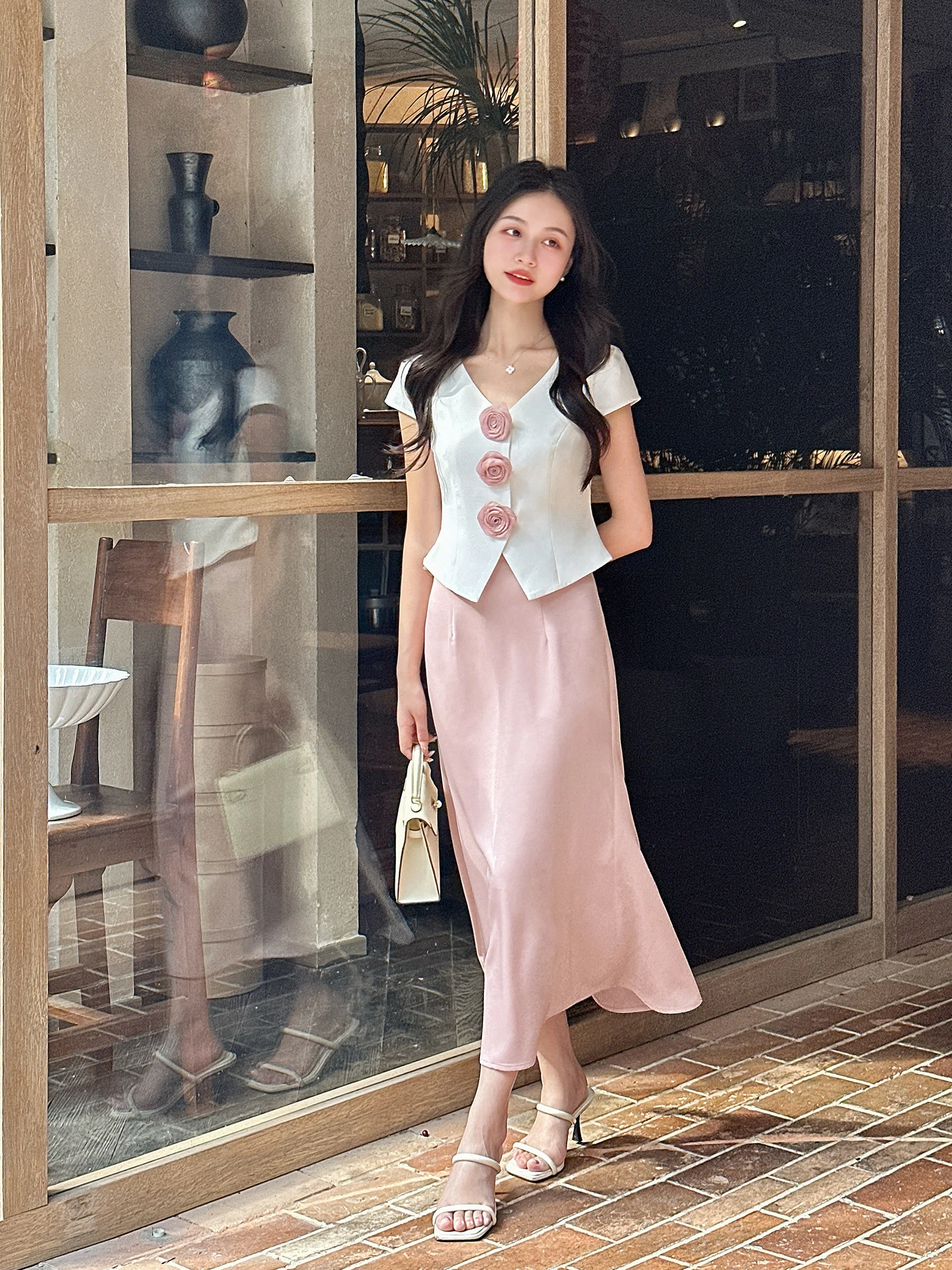 

Комплект женской одежды: атласная юбка миди и топ с V-образным вырезом, украшенные 3D цветами (белая магнолия, роза, неперрепельный цветок), в корейском стиле, модный