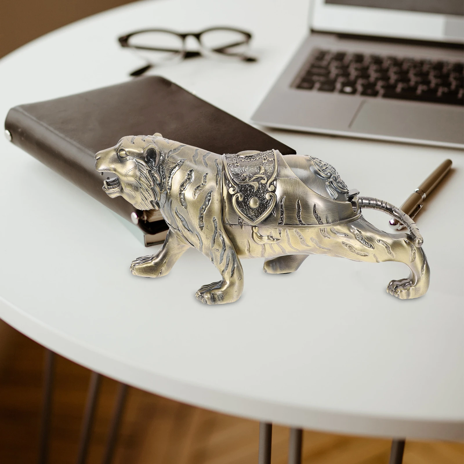 

Dustproof Alloy Ashtray Decorative Container Compact Tiger Design Lid Home Office Use Unique Desktop