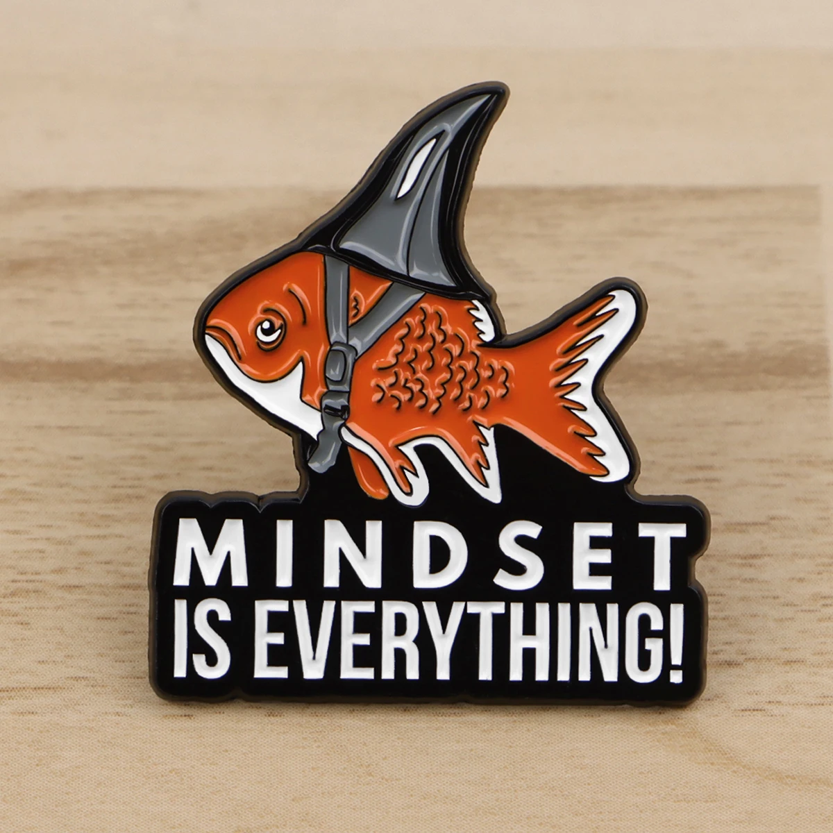 

Эмалированная булавка MINDSET, значки с золотой рыбкой на рюкзаке, броши на удачу для женщин и мужчин, булавки для лацканов, аксессуары для косплея, игрушки, подарок