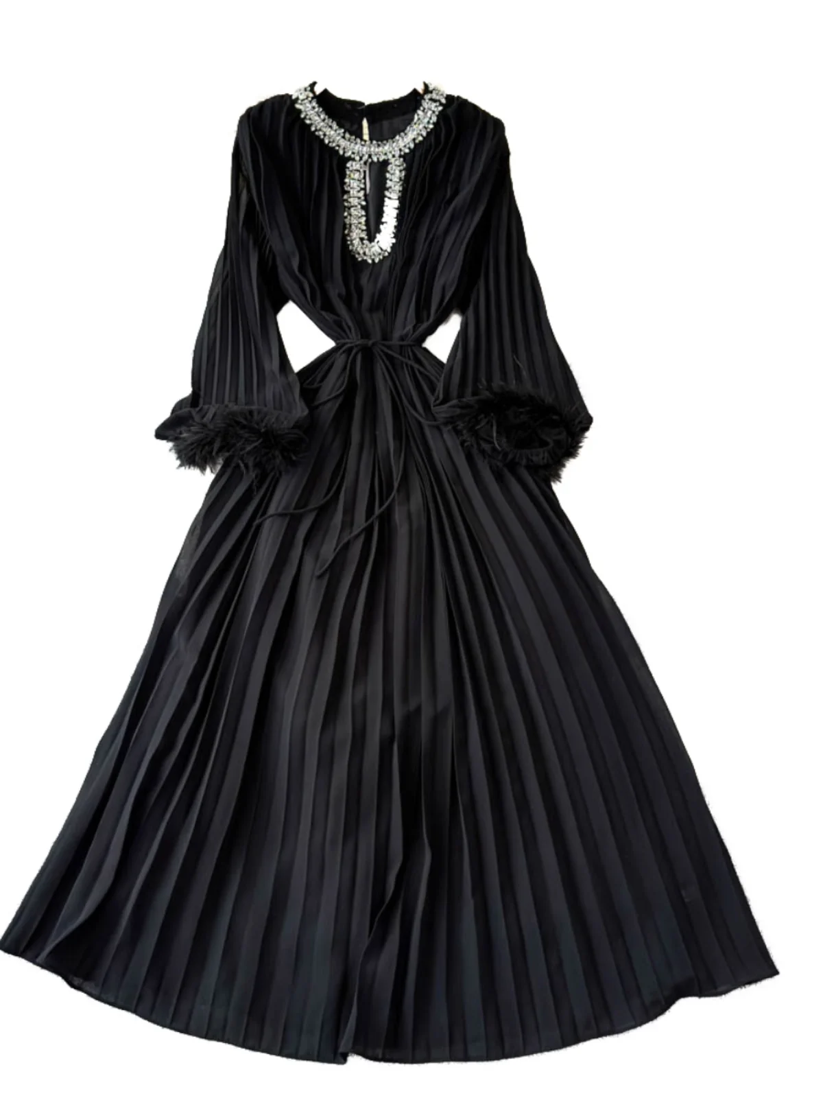 Vestido largo hoado deco con plumas de avestruz, escote con diamantes incrustados, falda acampanada de cintura alta de ...