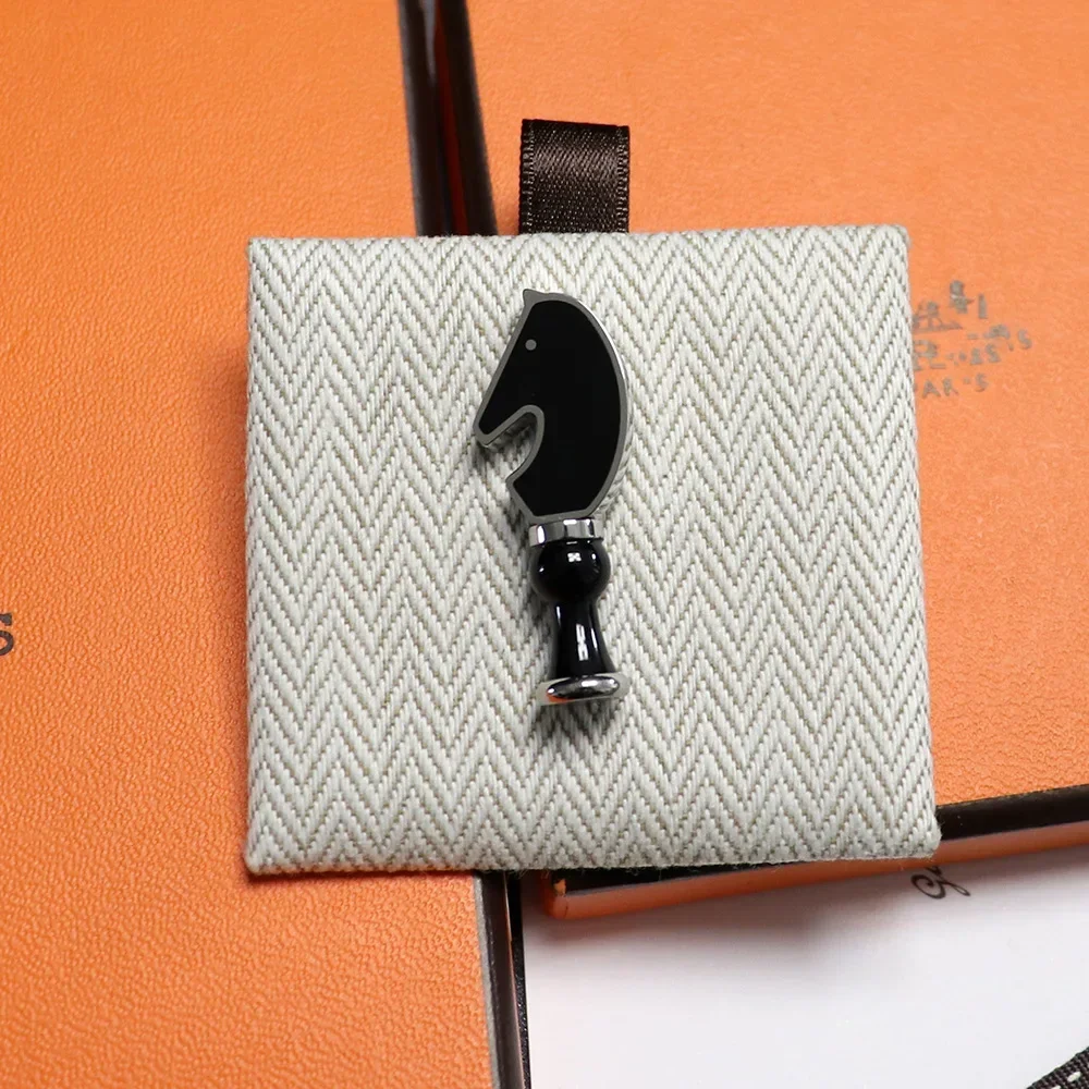 

Personalized fashion men and women couple ceramic horse head H enamel chess brooch brooch