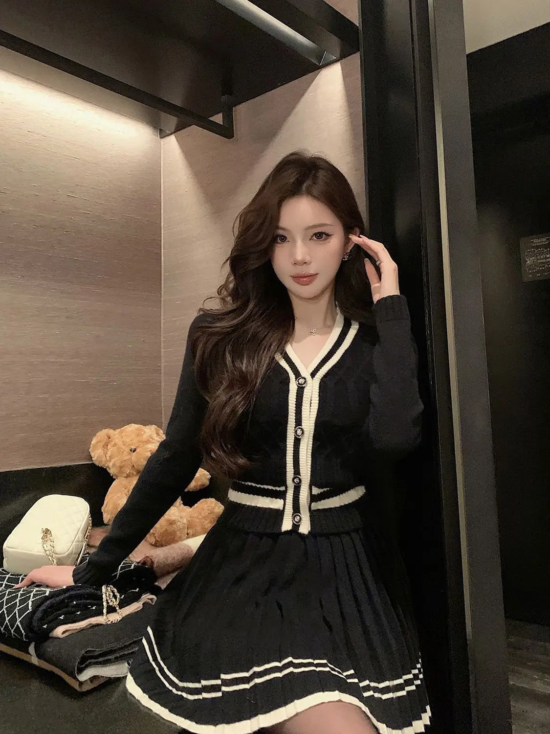 2025 Preppy نمط ريترو الخامس الرقبة محبوك مجموعات المرأة طويلة الأكمام سترة مطوي تنورة صغيرة دعوى فضفاضة تناسب أنيقة 2 قطعة مجموعة