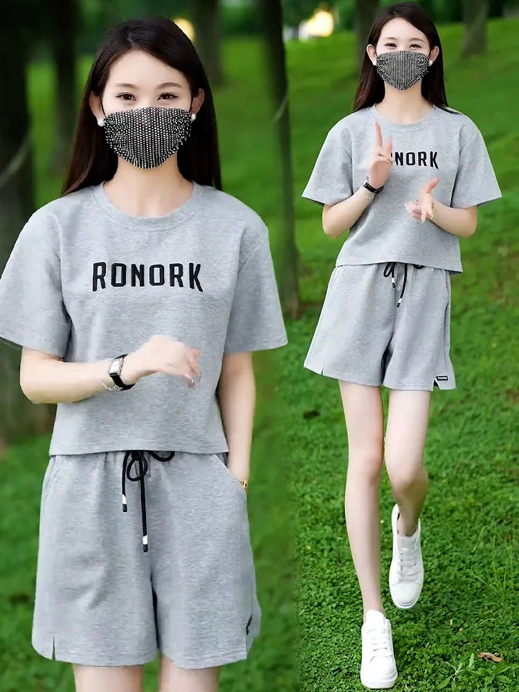 ファッショナブルなカジュアルスポーツウェアセット レディース 夏 2025 スリムトップス ショートパンツ ツーピースセット 快適なポリエステル繊維