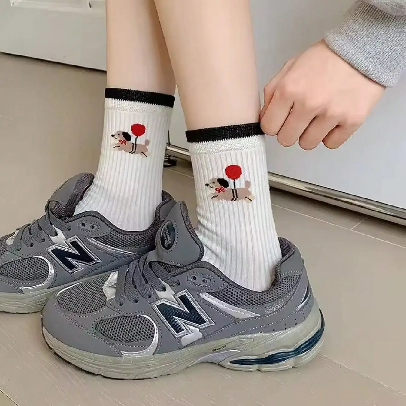 Calzini bianchi a pois da donna Primavera Estate Calzini a tubo medio a righe sottili e traspiranti Cartoon Dog Calzini da donna carini giapponesi Kawaii