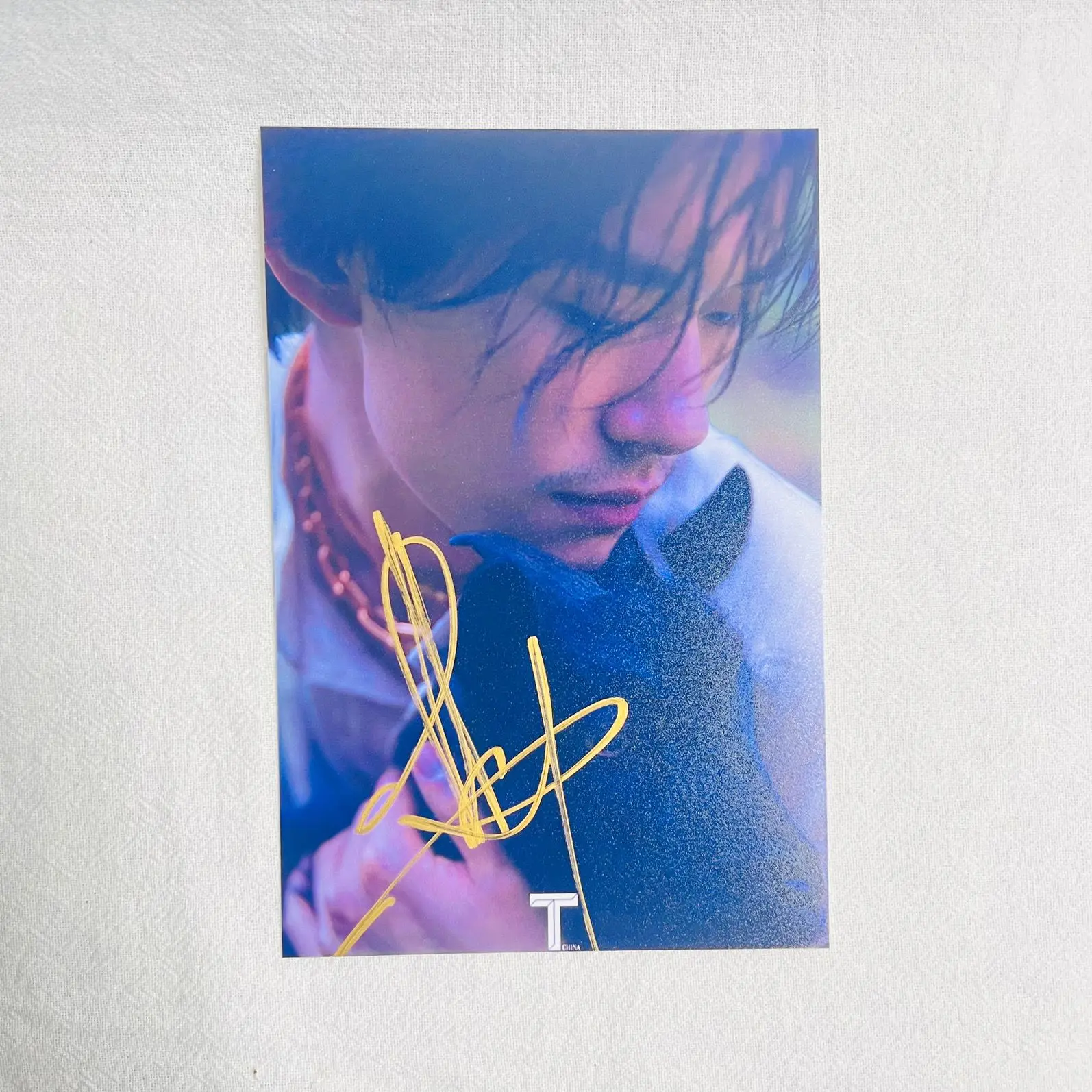 chinese star Yi yang qian xi T magazine  autographed photo 6-inch non printed birthday gift for friend