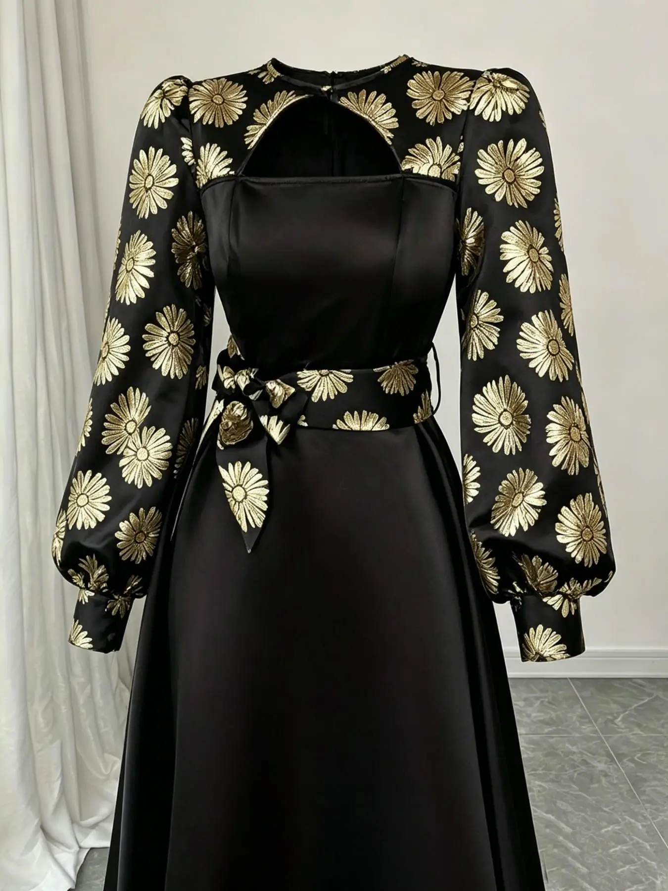 Goldenes Blumen-Abendkleid Luxuriöser Eleganter Stil mit Ausschnitt und Spitzenärmeln Glockenförmiger Satin-Körper Formelles Kleid für Festliche Anlässe – Detail 10