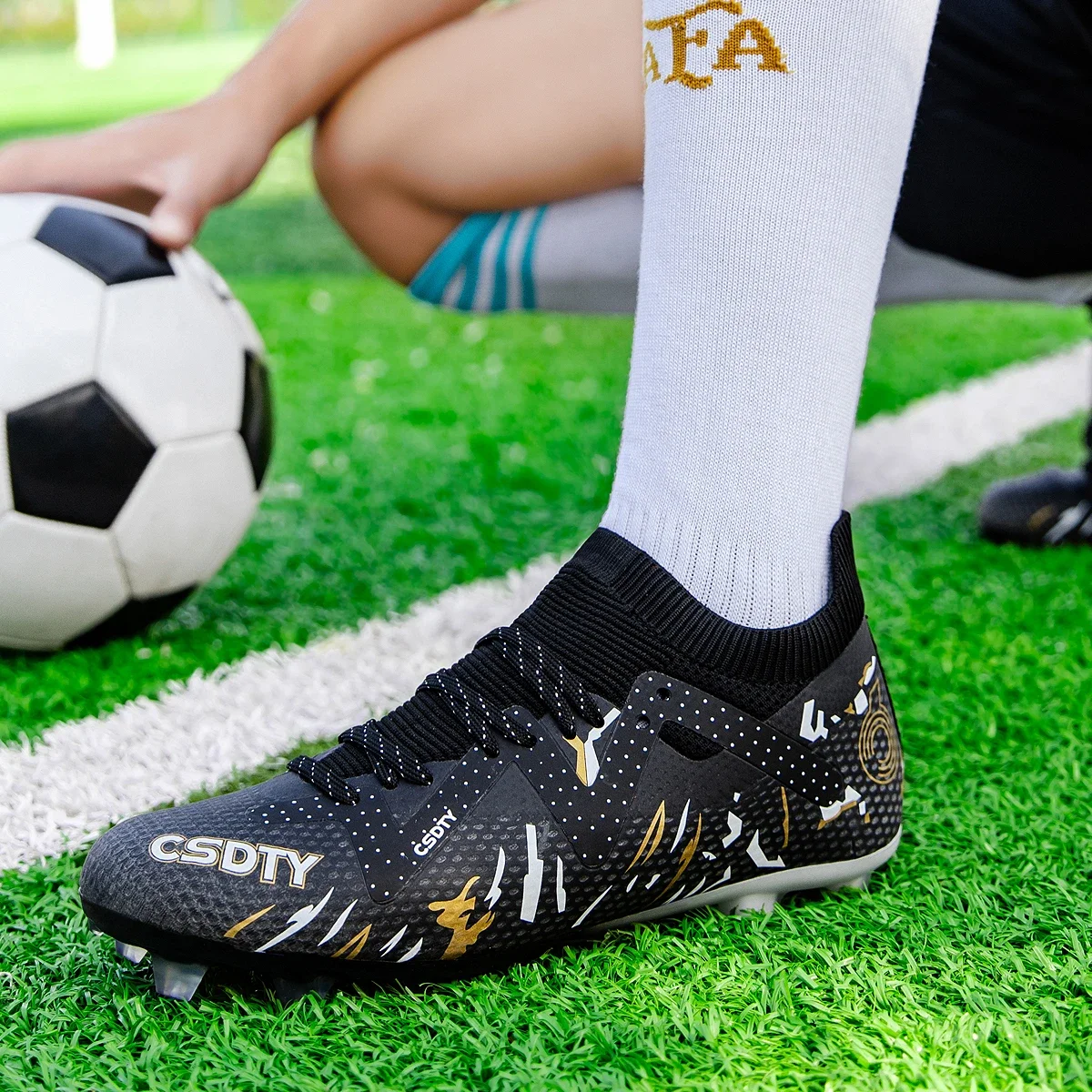 Men Football Boots Breathable Mesh Youth Soccer Cleats Fashion Artificial Grass Male Soccer Boots Anti Skid Fast Sneakers