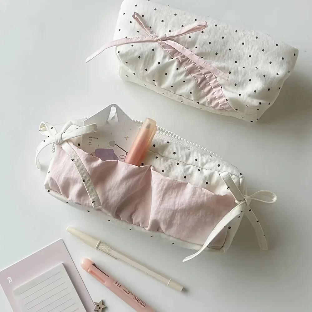 Niedliches Federmäppchen mit Polka Dots und Erdbeermuster - Weiß mit Rosa Accessoires, Herzförmiges Schleifendesign, Reißverschlussfach