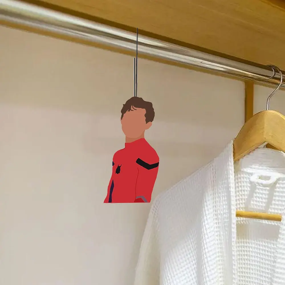 شماعة رائحة السيارة City Web Hero - تصميم بدلة باللون الأحمر والأسود، معلقة بفتحة مرآة، عطر يدوم طويلاً #4