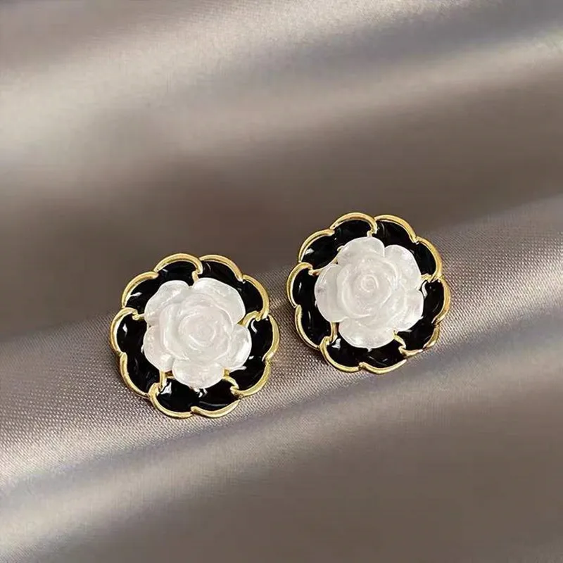 Fashion White Flower Stud Earrings for Women Black Enamel Weaving Edges Round Earrings Geometry Sweet Party Jewelry Gift