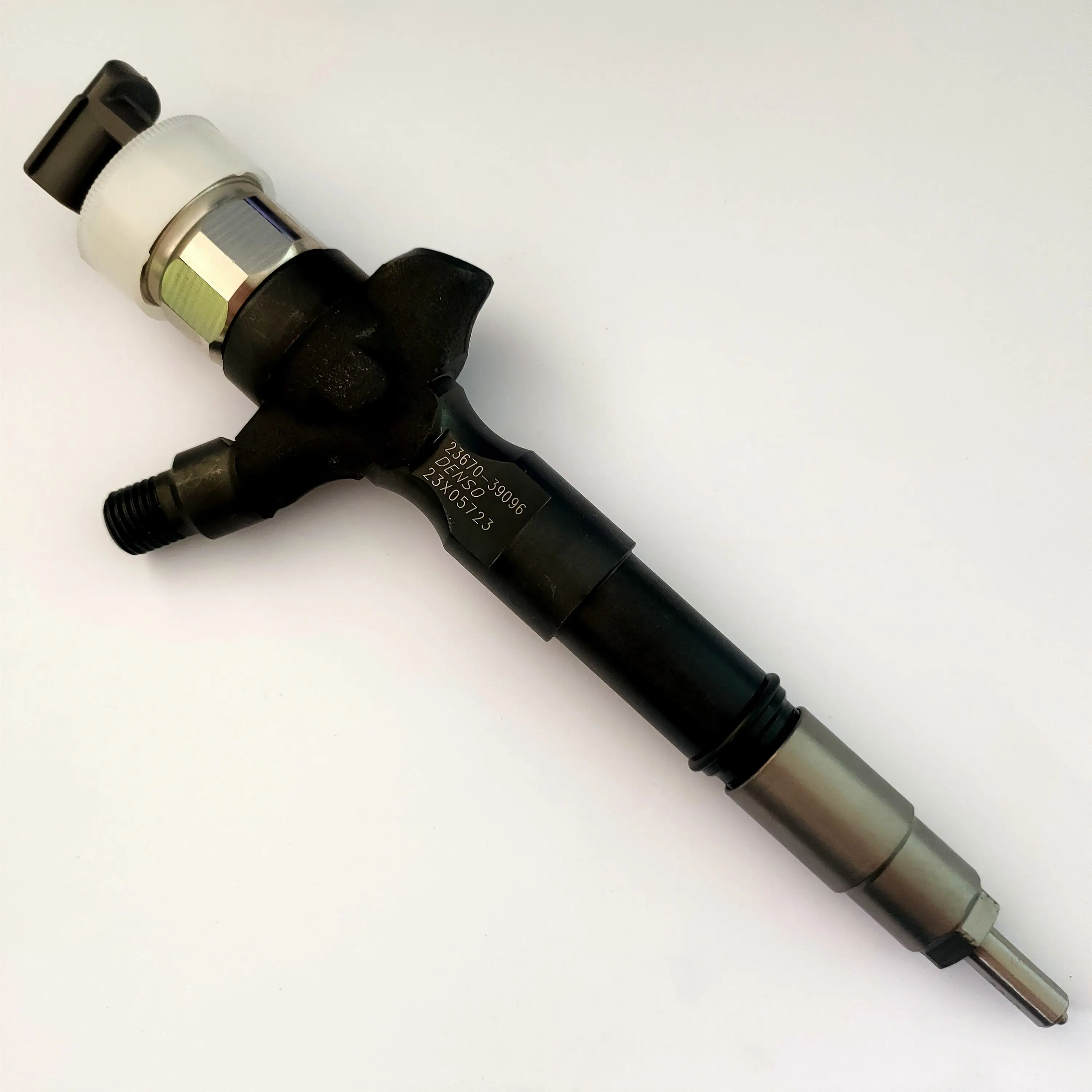 High Quality Common Rail Fuel Injector 095000-5880 095000-5881 9709500-588 23670-30050 For TOYOTA 2KD-FTV