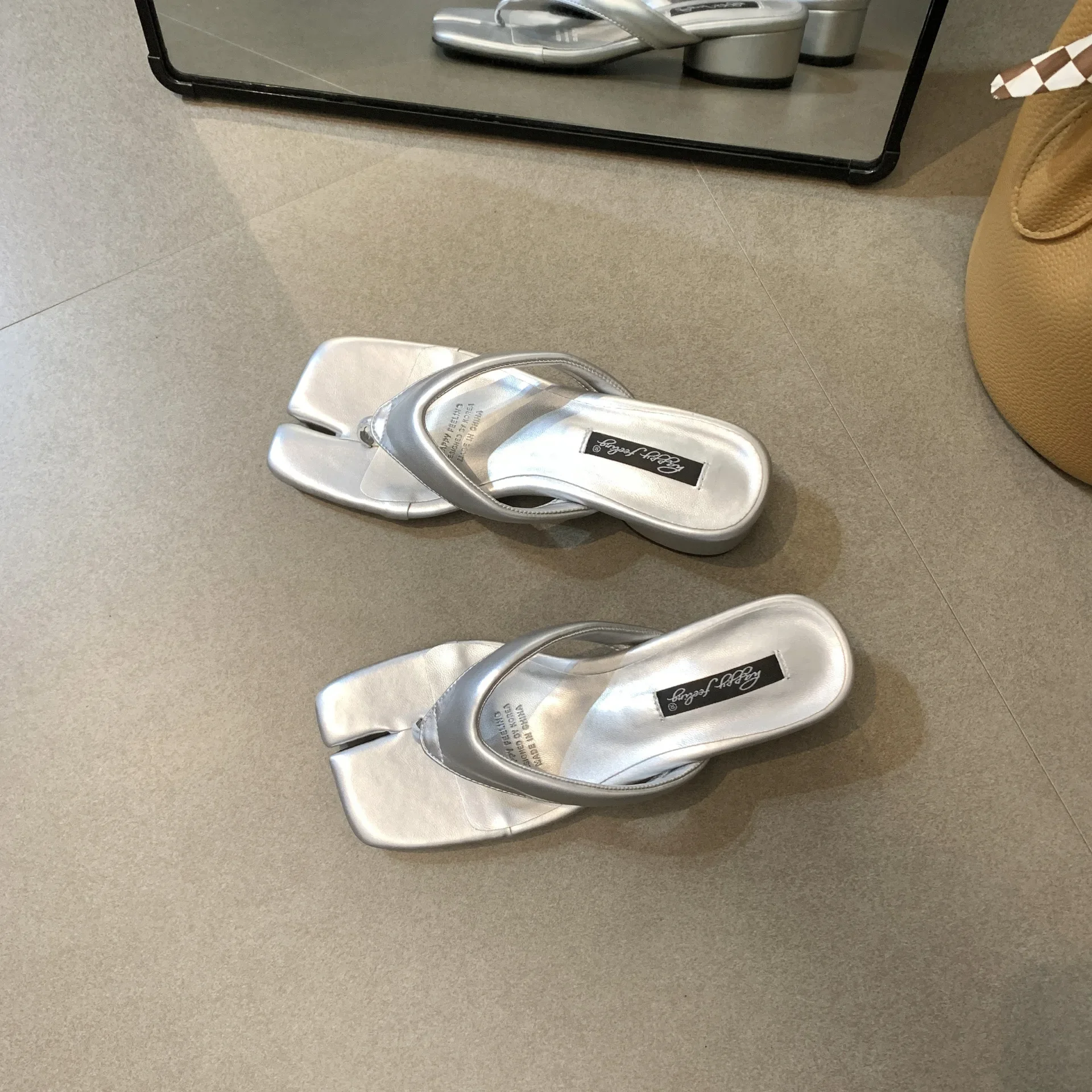 Korean version of herringbone slippers for women's outerwear, new summer hot selling high-end and fashionable half slippers