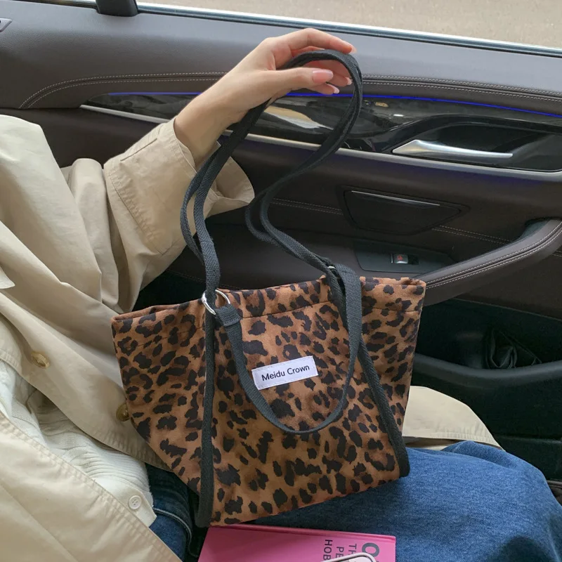 

2023 Новая женская большая сумка с животным принтом, вместительная сумка через плечо из искусственной кожи с регулируемым ремешком для работы и путешествий, вместительная и шикарная ​