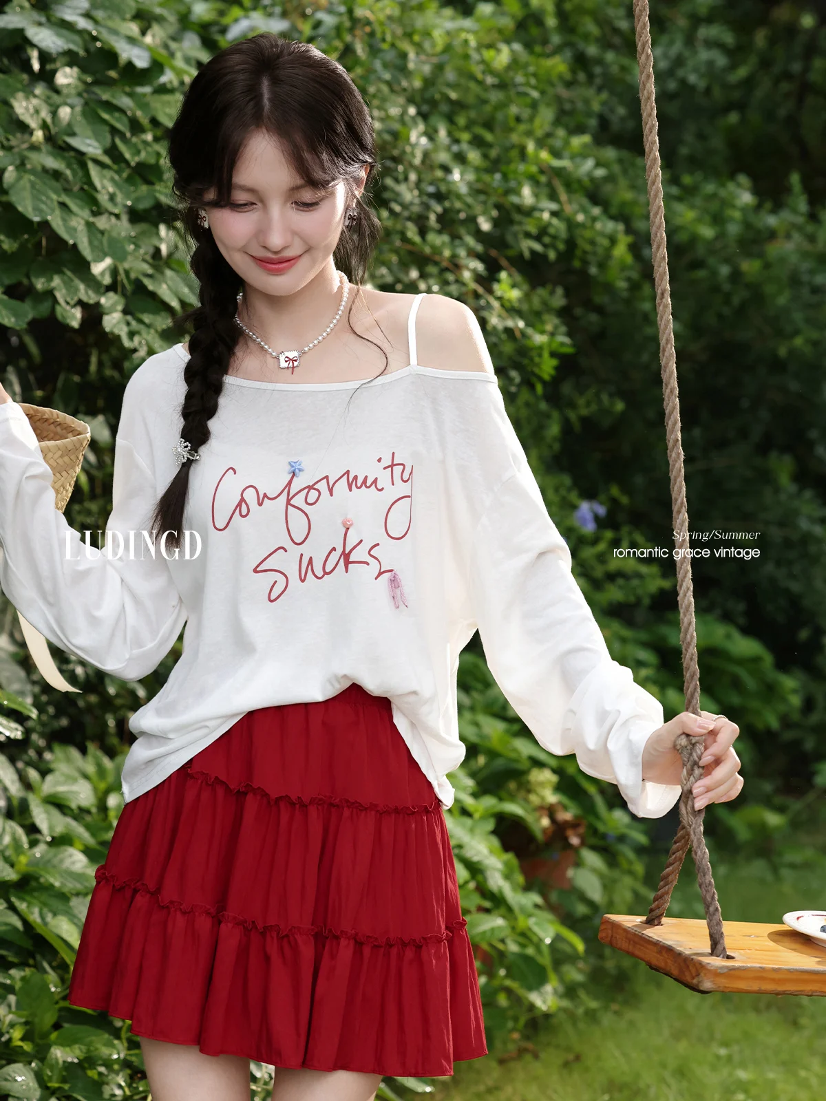 

ALXNAN Plus Size T-shirt Women White Off-Shoulder Letter Print Sun Protection Pullover Autumn Loose-fit Long Sleeve Tops D12162