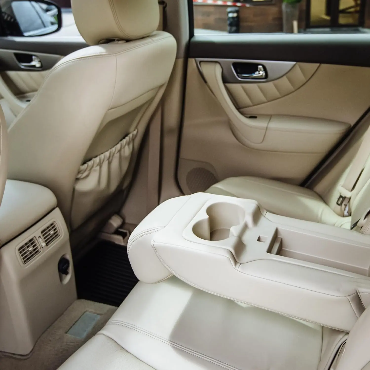 سلة مهملات السيارة محمولة ومعلقة بطول 5.9 بوصة وعرض 4.3 بوصة ارتفاع 7.5 بوصة قماش بيج وأبيض 1 قطعة