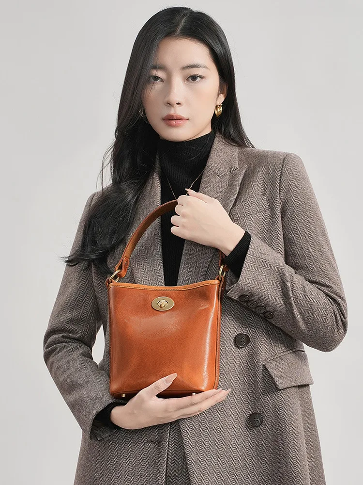 

Luxury and high-end women's shoulder bag 2025 new item, women's retro vegetable tanned genuine cowhide hand-held bucket bag