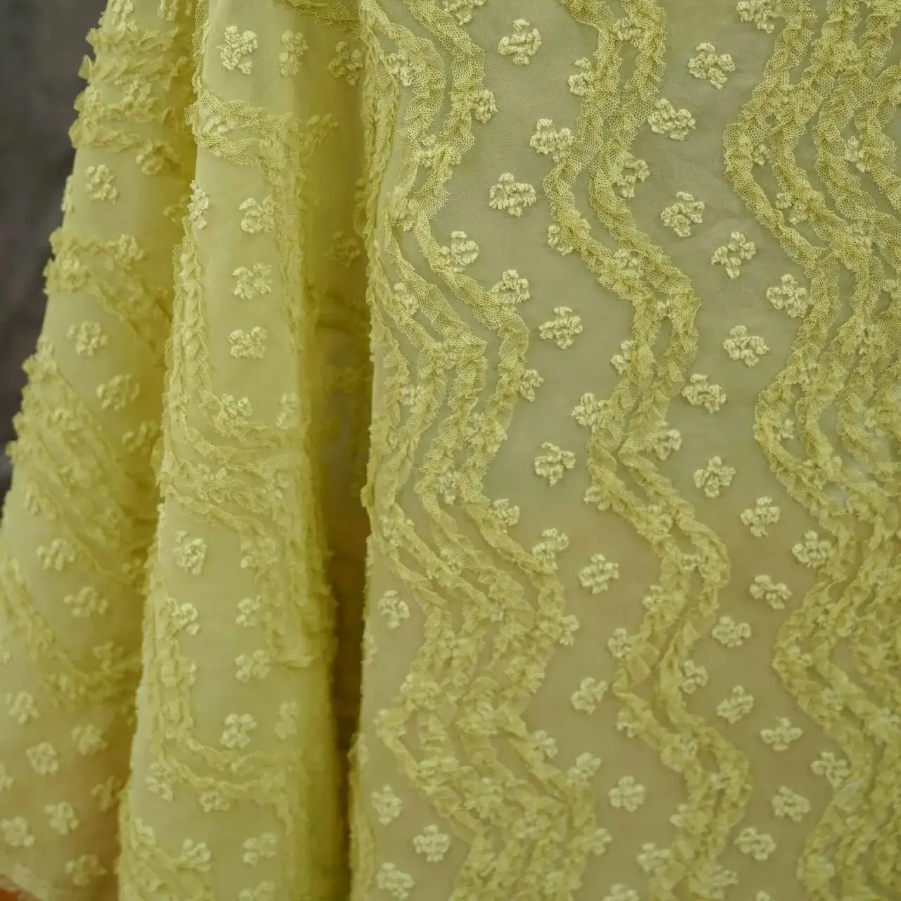 

Милая 3D кружевная шифоновая ткань с волнистой отделкой в сочетании с плиссированной вышивкой, жаккардовая ткань, подходящая для дизайнеров свадебных платьев.
