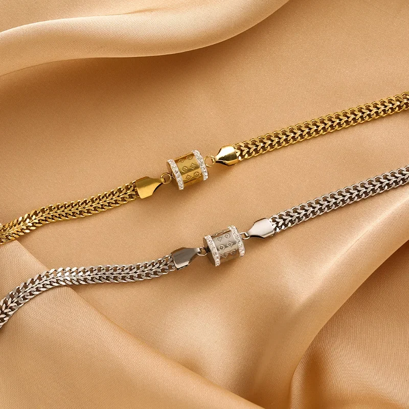 

2025 Новейшие мужчины и женщины могут носить золотые кубинские ожерелья с белыми цирконами, микровстроенными цепочками для зашифрованной моды.