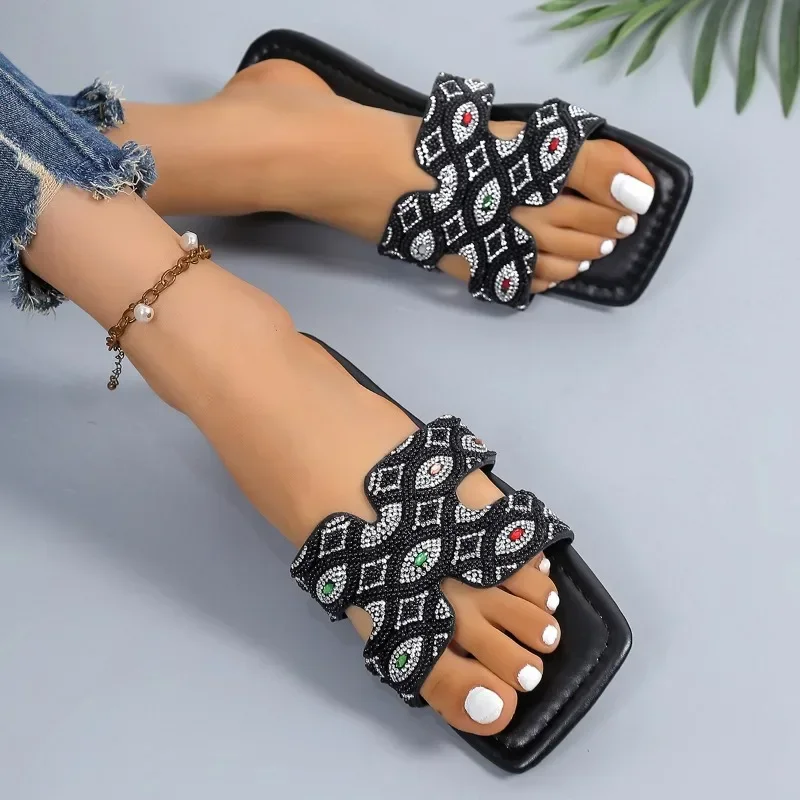 

Женские сандалии с квадратным носком, новинка 2023 года, обувь больших размеров, женские модные тапочки с открытым носком и кристаллами, уличные женские тапочки на плоской подошве