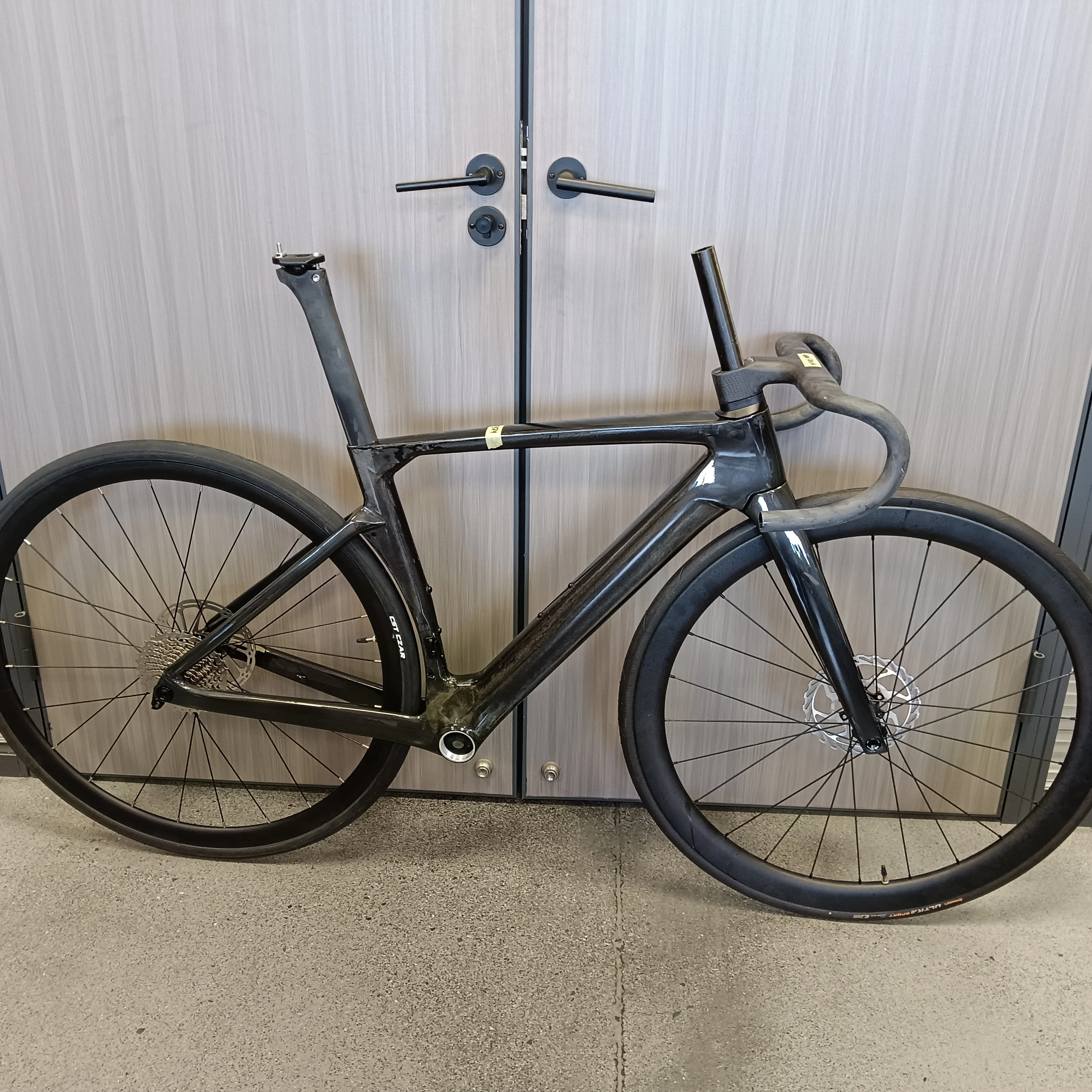 Full T1000 HMC Carbon Fiber Aero Bike Frameset in Full Internal Rounting Cable Lines with Intergrated handlebar togetheonly 820g