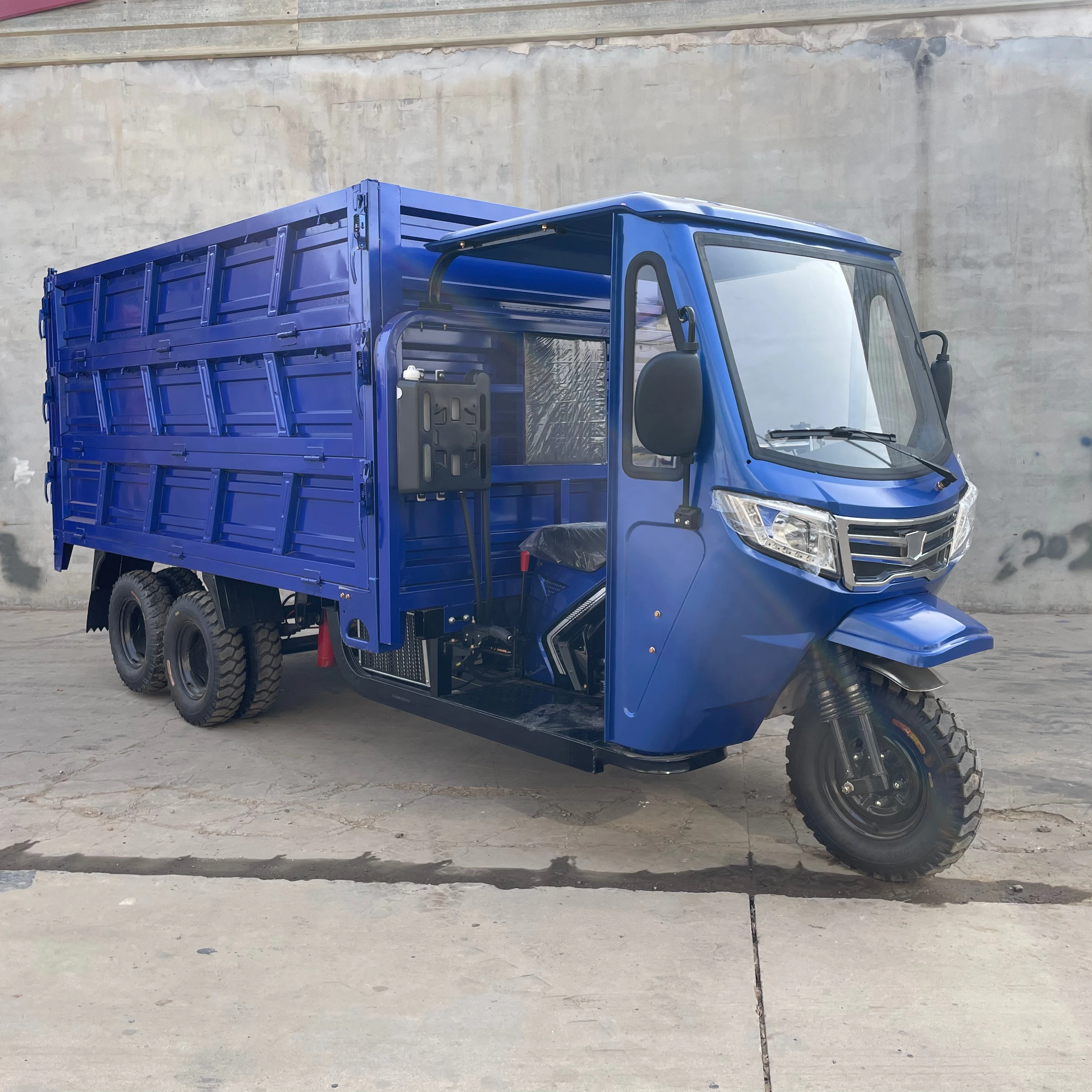 Open Body 350CC Fuel Water-Cooled Engine Cargo Dumper 2-Axis 9-Wheel Motor Tricycle 50-70Km/h with 1 Passenger Seat