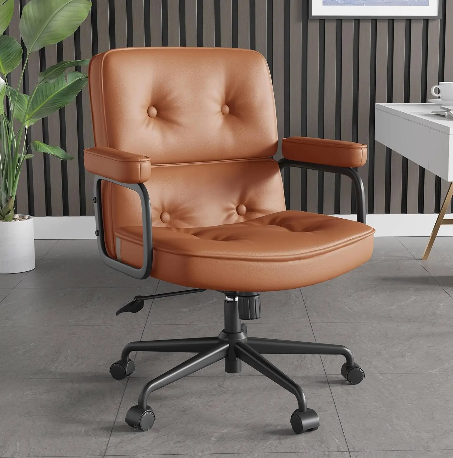 

Коричневый кожаный офисный стул с колесиками, удобный настольный стул с подлокотниками, широким сиденьем, поясничной опорой и регулируемой высотой.