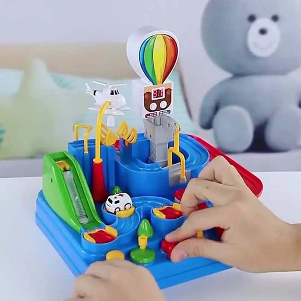 Modello di auto da corsa rossa e blu in plastica Interazione genitore-figlio Pista Gioco di avventure Inertia Coastdown