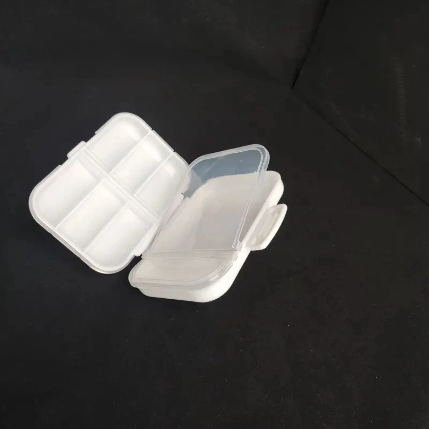 Praktyczne plastikowe pudełko do przechowywania leków z 8 przegródkami, przenośne prostokątne małe kwadratowe pudełko na pigułki z organizacją na 7 dni, trwałe