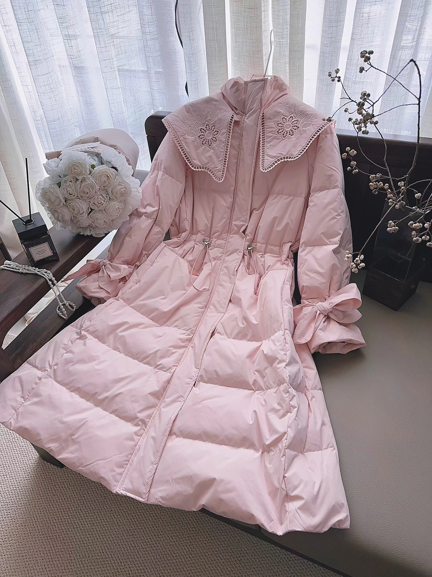 

Теплый длинный женский пуховик с вышитым воротником, утягивающий талию, 90% белый пух, приталенный, стройнящий силуэт, верхняя одежда