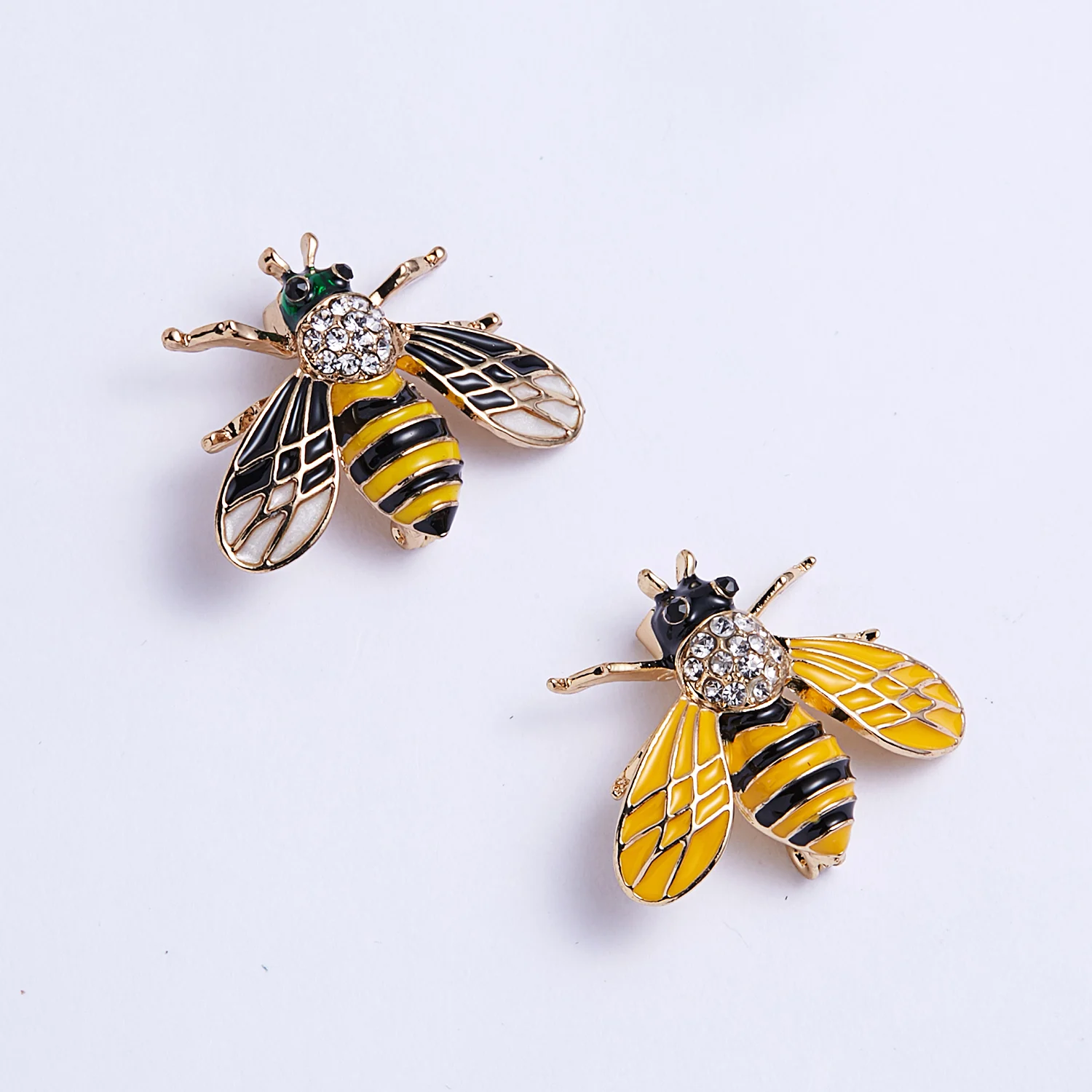 Rinhoo Trendy Enamel Rhinestone Bee Brooch for Women Delicate Little Bee Insect Collar Pin Clothes Scarf Clip Badge Jewelry Gift