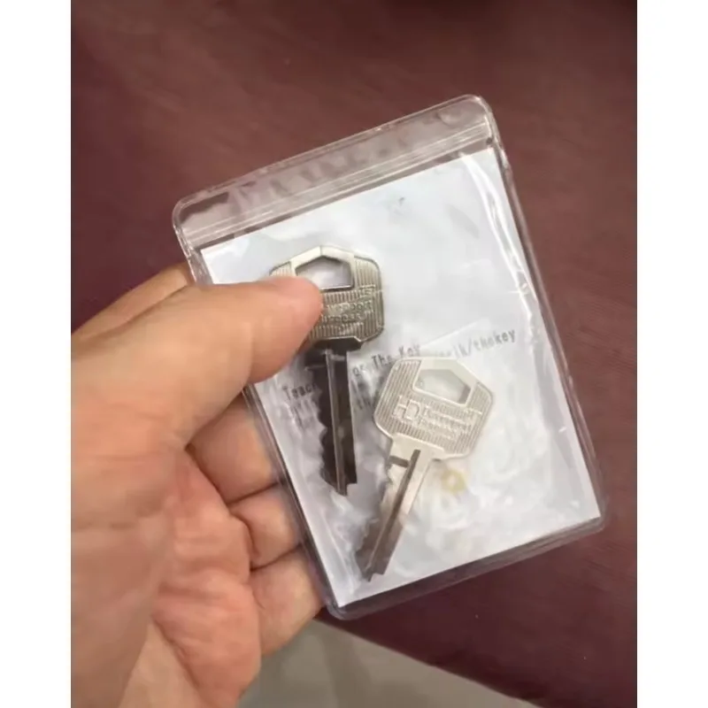 ウェイン・ドブソン ザ・キー・マジック・トリック - クローズアップマジシャン向けのプロ仕様ギミック（オンラインビデオ説明書付き）