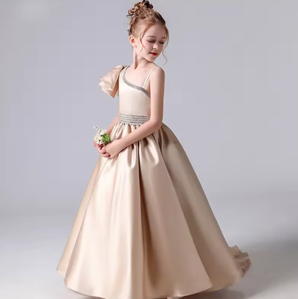 Maßgeschneidertes One-Shoulder-Ballkleid-Blumenmädchenkleid aus Champagner-Satin mit exquisiten gerafften Details und fließendem Rock