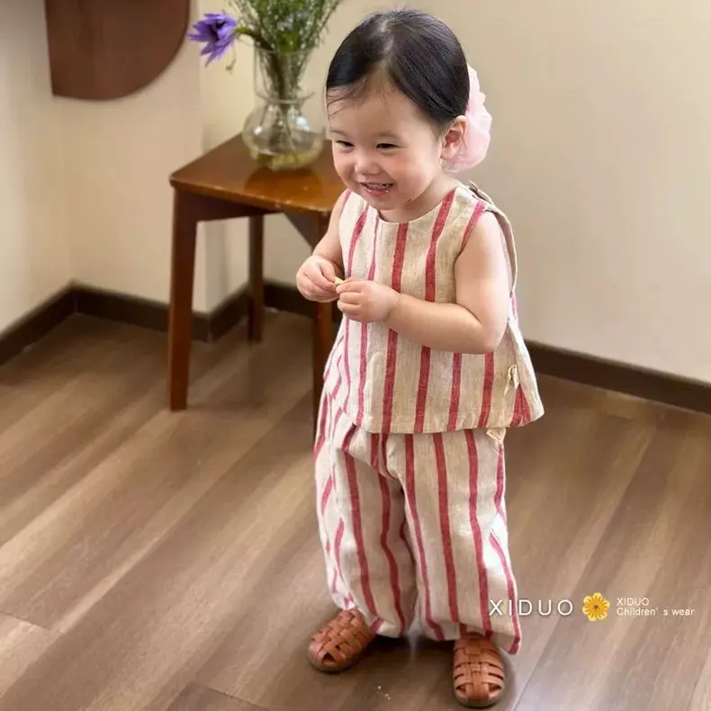 

Костюм для девочек, новинка лета 2024, детская одежда в корейском стиле, дизайн в полоску для девочек, жилет с круглым вырезом, широкие брюки, два комплекта