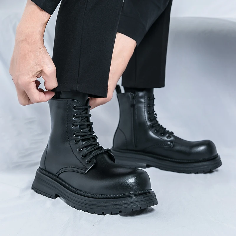 

Мужские ботинки из натуральной кожи на толстой подошве и платформе. Роскошные дизайнерские высокие ботинки с круглым носком. Модные тенденции. Уличная обувь на молнии сбоку.