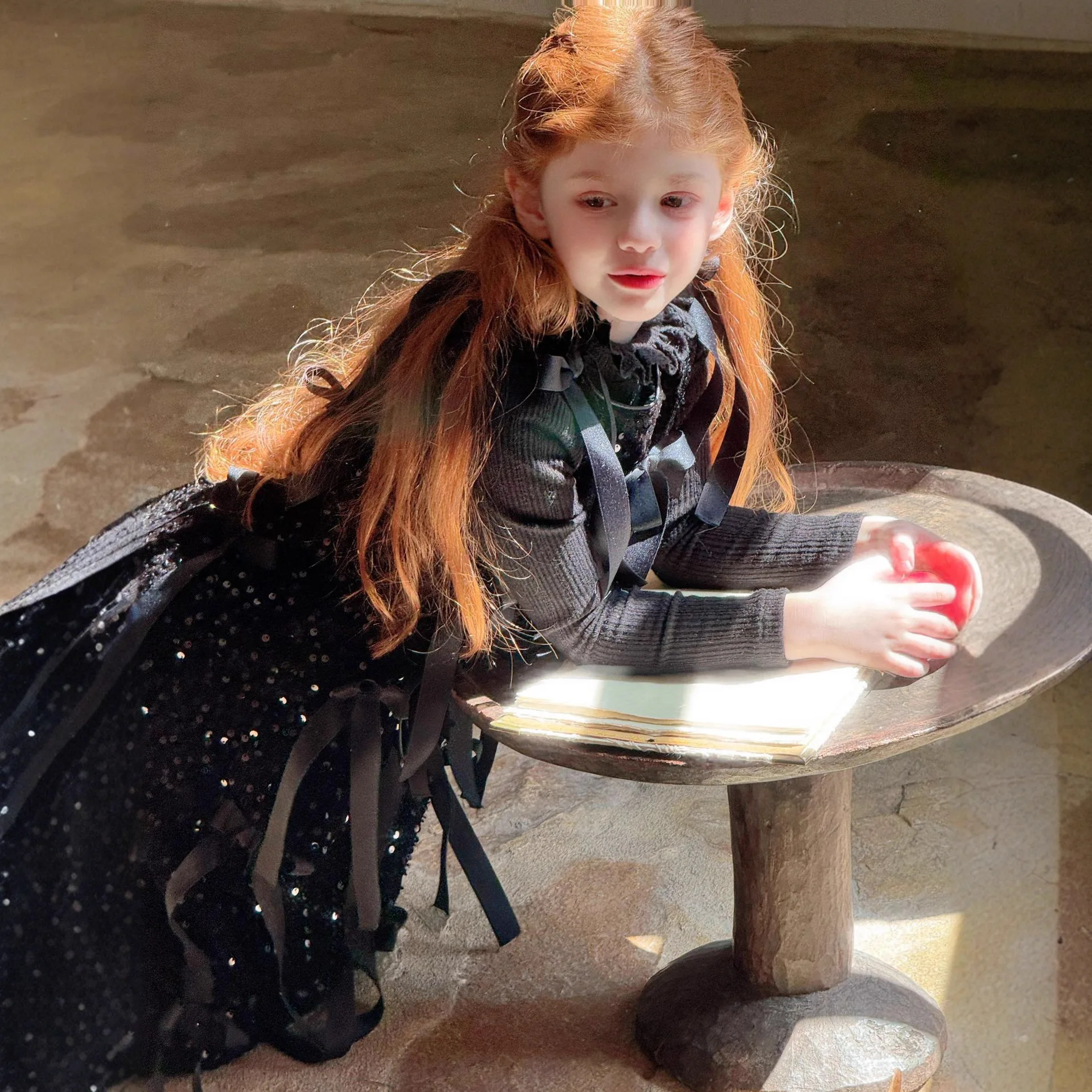 فستان بناتي بمزاجية لخريف وشتاء 2025 فستان بناتي على الطراز الكوري الجديد مزين بالخرز والترتر المخملي للأطفال