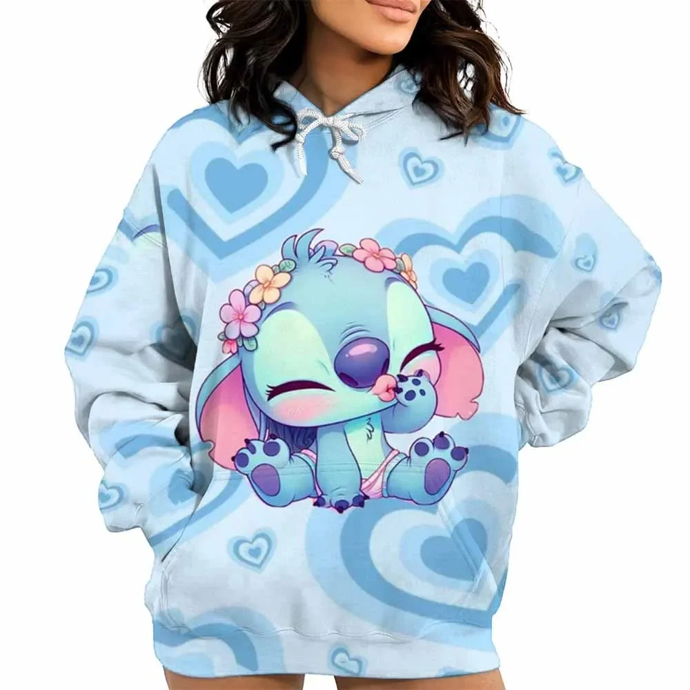 ทั้งชายและหญิงสามารถสวมเสื้อสเวตเชิ้ตมีฮู้ดลายดิสนีย์ คิว เสื้อสวมหัวแขนยาวสำหรับฤดูใบไม้ร่วง และชุดกีฬาลำลองได้