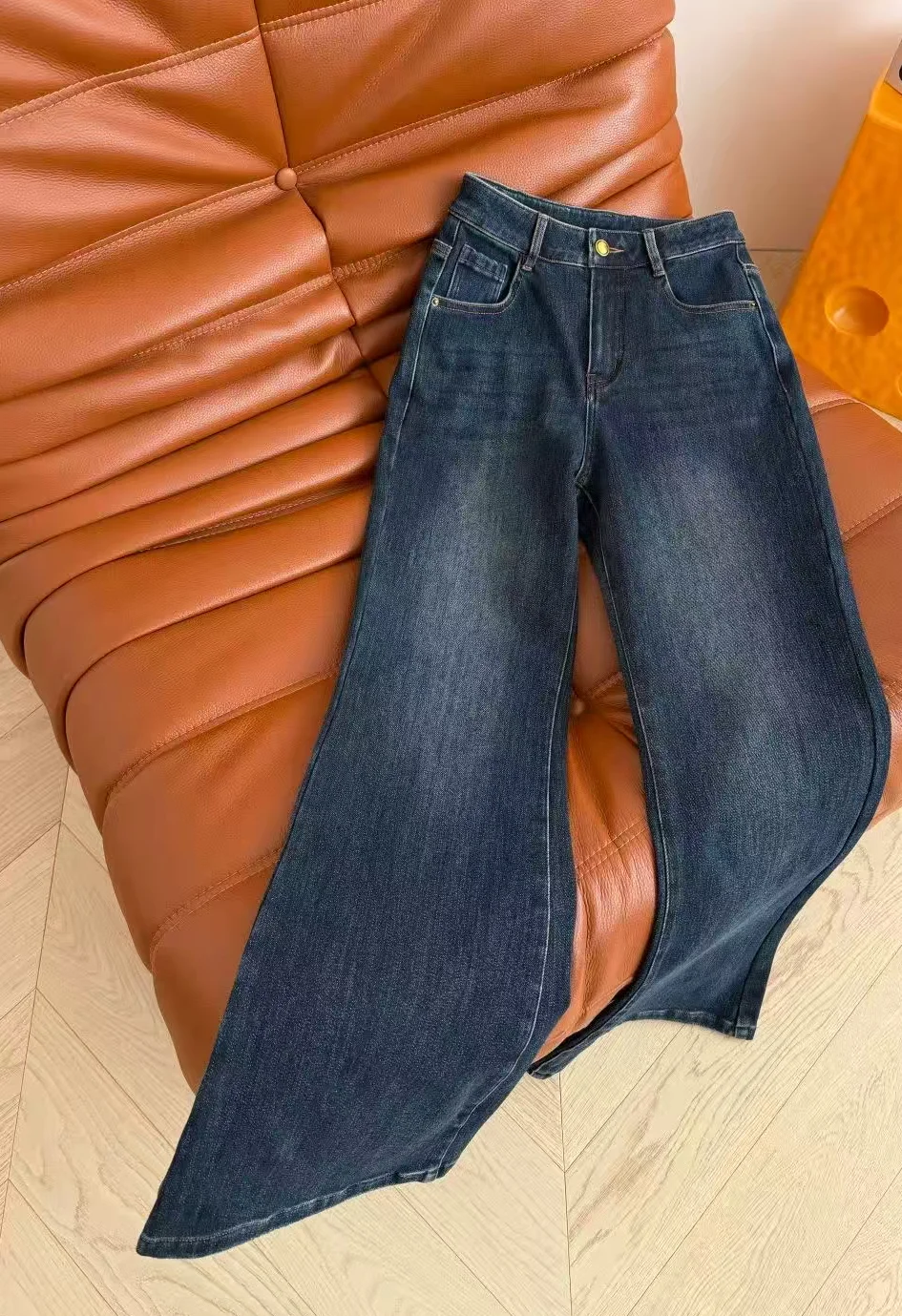 

Новая осенне-зимняя коллекция толстых бархатных расклешенных джинсов с прямыми штанинами на толстой бархатной подкладке для женщин.