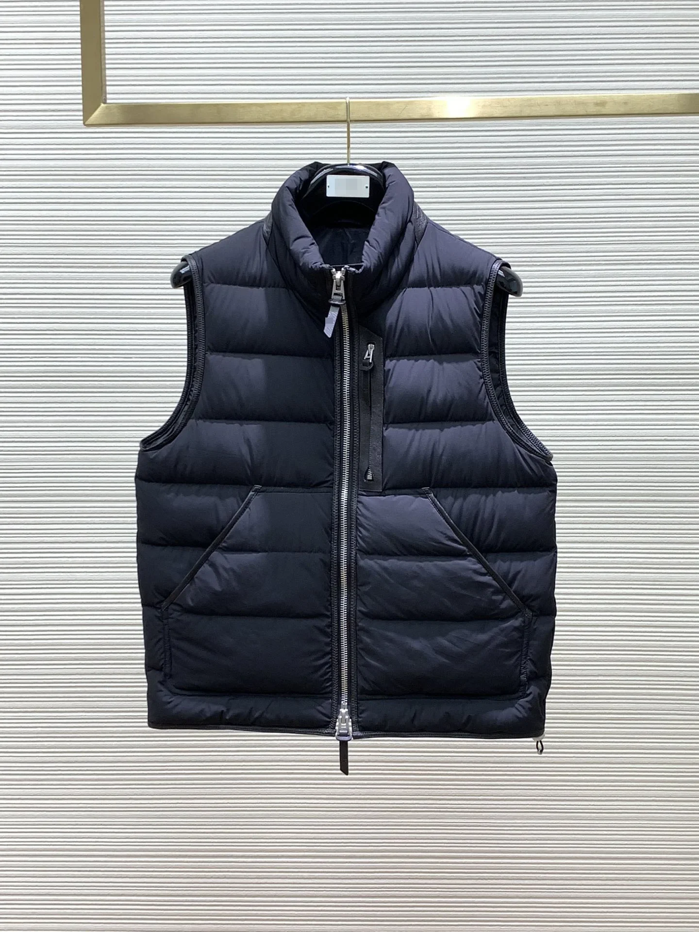 

2024 DIKU2024Men's Calfskin Triangle Needle Piping Technology Fabric Goose Down Lightweight Down Vest M-3xL