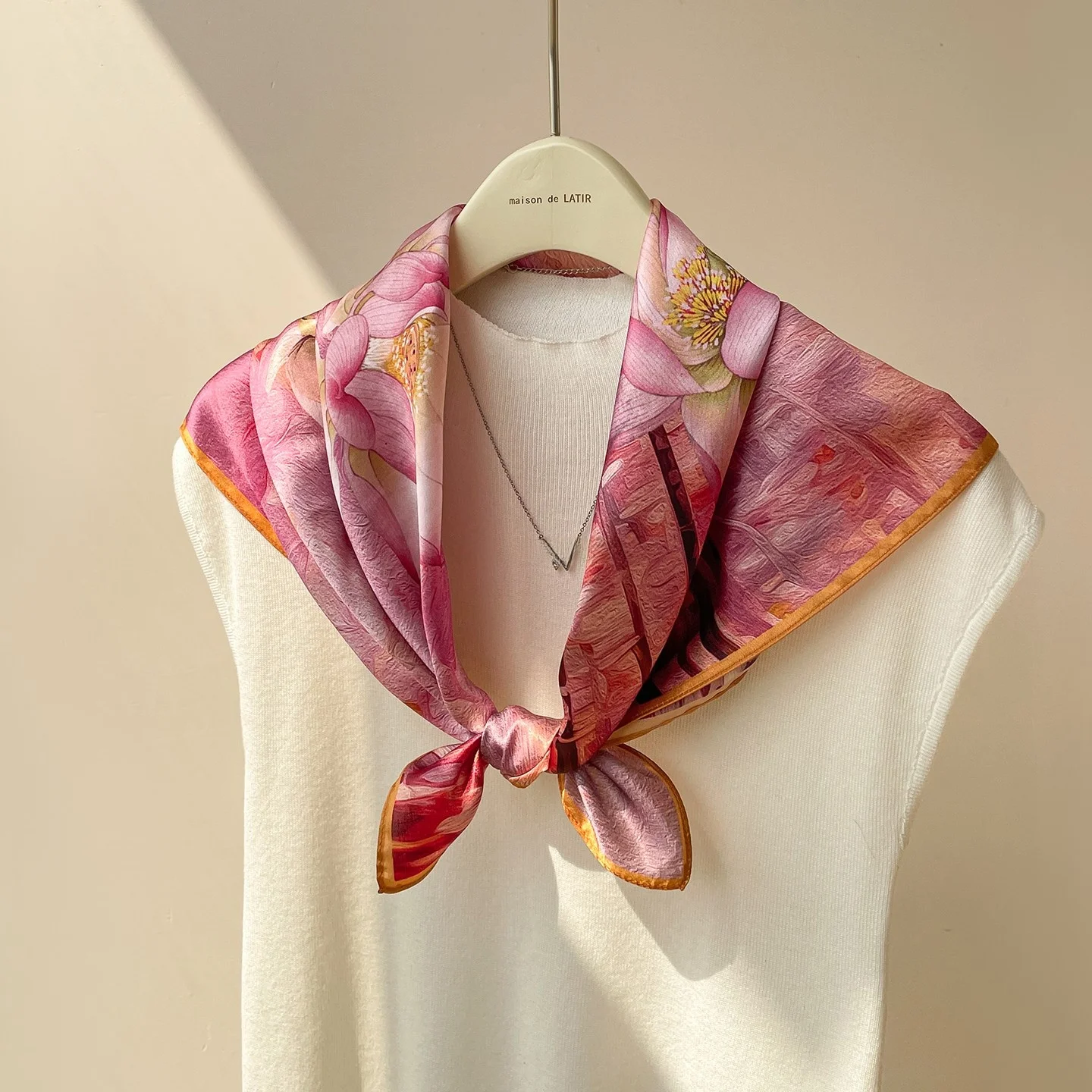 エレガントなロータスピンクのシルクスカーフ女性用マルベリーシルクスクエアスカーフネックウォーマー小さなスクエアスカーフ中国風花柄プリント