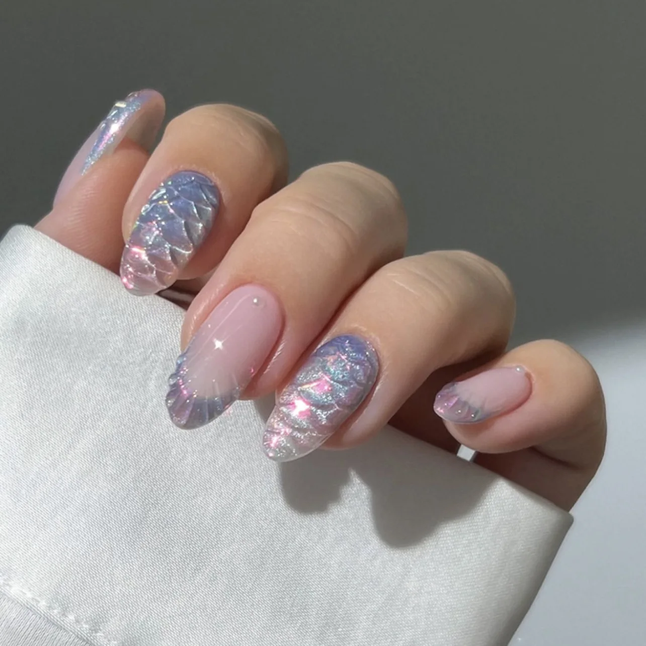 24Pcs Aurora Mid-length Almond Fake Nails Full Cover Acrylic Oval Nail Tips Silver Star Reusable Pearl Bow False Nail Stick On