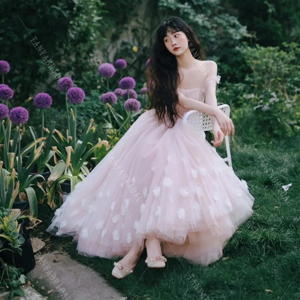 Vestido de noiva rosa romântico com flores 3D, fora do ombro, trem de varredura, vestido de noiva, elegante, festa ao ar livre