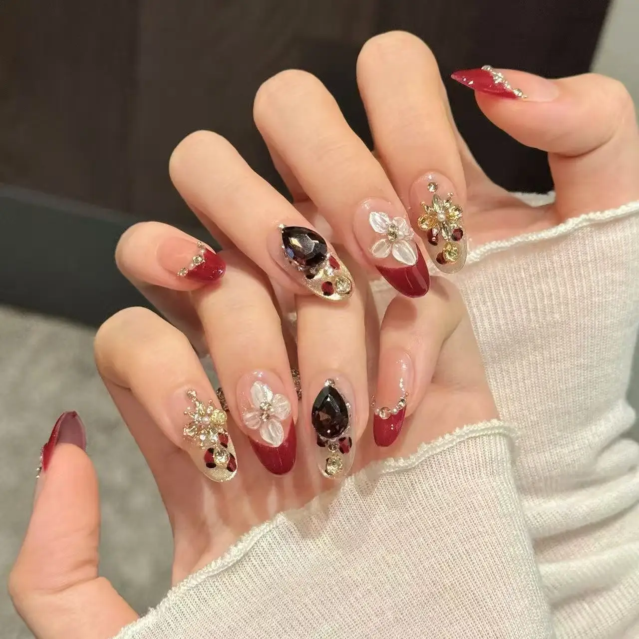 10 個手彫り 3D ホワイトフラワープレスオンネイル手作りレッドヒョウ柄フレンチスタイルフェイクネイル高級ラインストーン偽爪