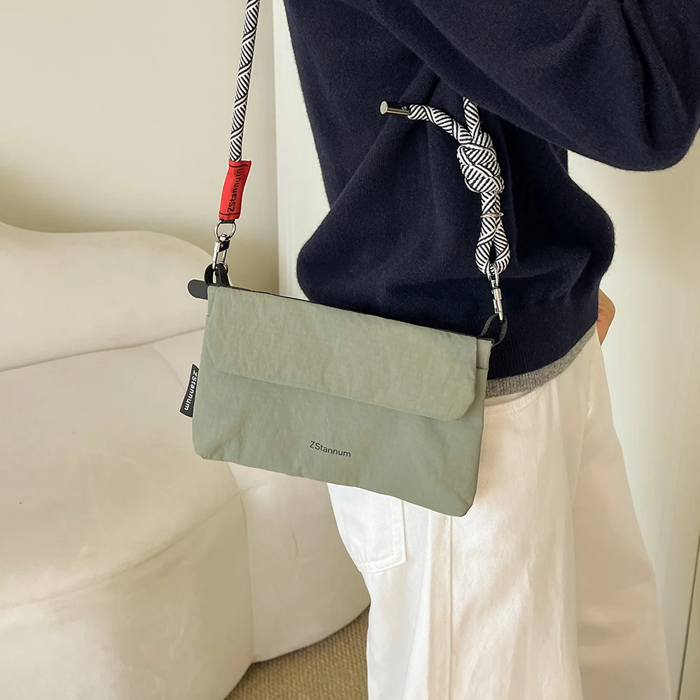 Damen-Umhängetasche, Handtasche im Umschlagstil, aus faltigem Stoff, mit verstellbarem, geflochtenem Träger, leichte Tasche für den täglichen Gebrauch. – Detail 5