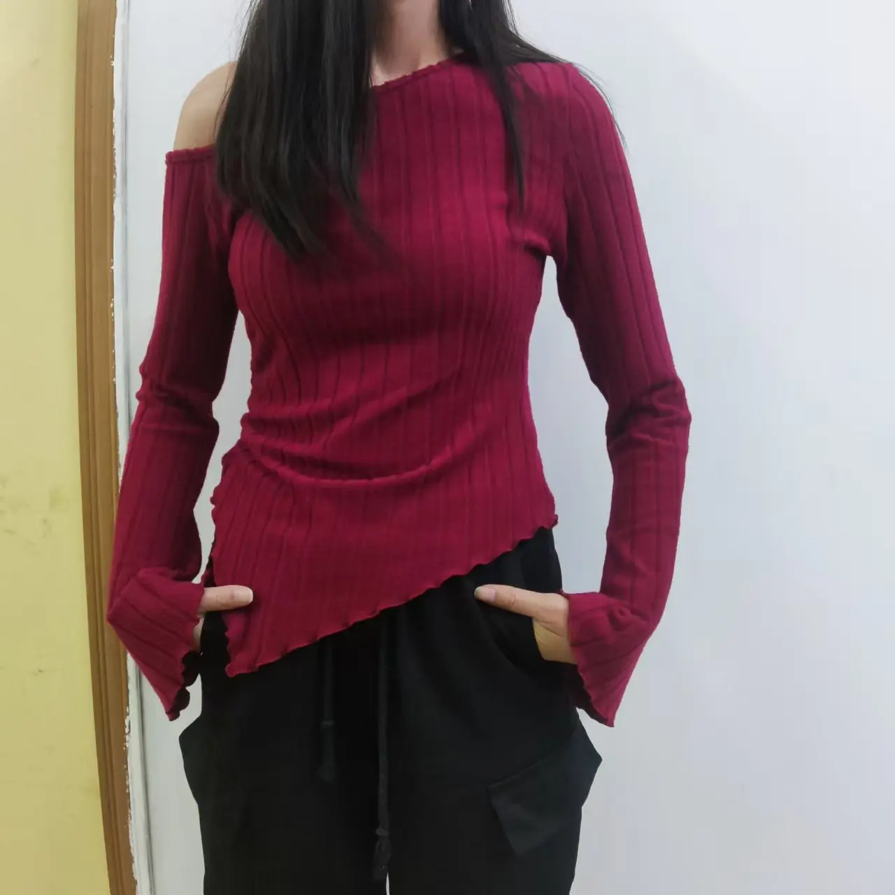 Damen Einfarbiges Schulterfreies Langarm-Shirt mit Asymmetrischem Schnitt, Elegantes Casual Street-Style Top mit Trompetenärmeln – Detail 16