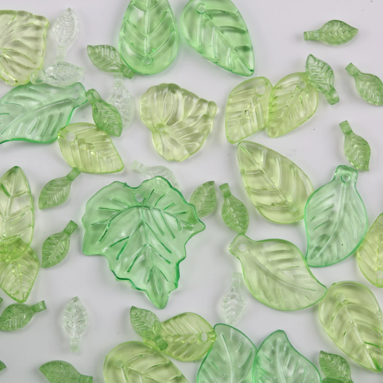 200pcs Mixed Acrylic Leaf Beads Assorted Tree Leaf Shape Translucent Deep/Light Green for DIY Boho Jewelry Nature Craft Supplies