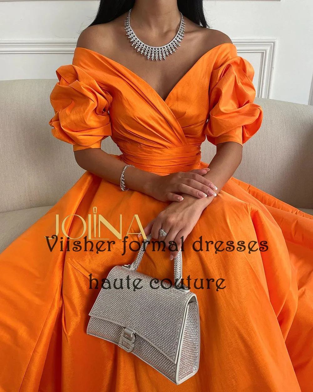 Vestidos de Noche de línea A De satén naranja para mujer, manga corta, cuello en V, vestido de graduación árabe, longitud hasta el suelo, Dubai, ocasión de celebración