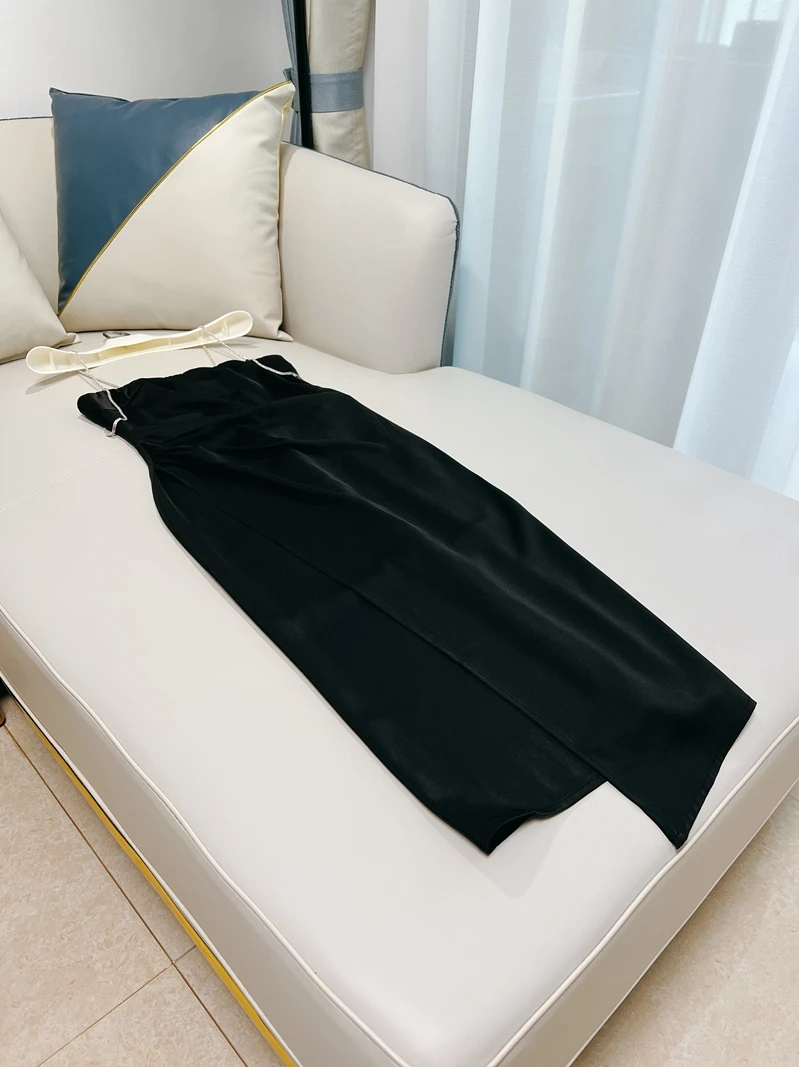 فستان طويل أنيق بخصر ملفوف من الساتان الأسود مع تصميم حزام مرصع بالألماس وطيات، فستان نسائي بخصر مرتفع وتصميم كلاسيكي بكتف واحد